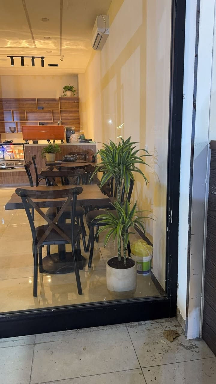 للبيع كافيه مع كافة التجهيزات مجاور جامعة مركز تجاري حيوي في بغداد
سبب البيع لغرض السفر ولا يوجد متفرغ له
للاستفسار عن التفاصيل والسعر الاتصال:
 ***********
