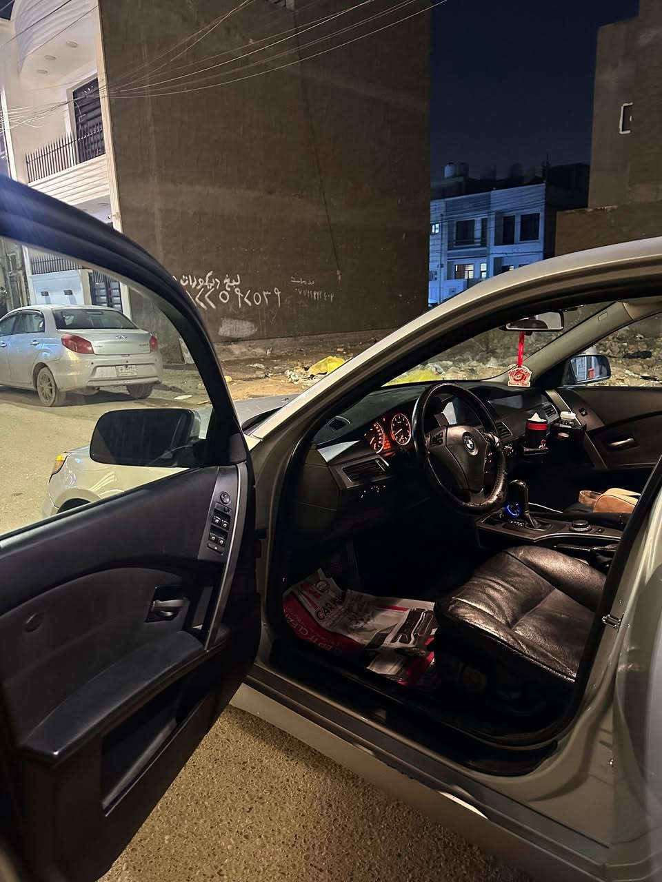 السلام عليكم 
E60
525 
سياره خليجي 2006
ماشيه 220 الف 
بيهة صبغ  جاملغ امامي وخلفي بدون ضربه مكفولة السياره 
حداديه صدر كله جديد تخم تاير جديد 
كير محرك مكفول 
تبريد تدفئة 
سياره ناعمه ونصبتهة حلوه 
سياره مابيهة نقص تراي وين ميعجبك 
باقي التفاصيل 
*********** وتساب 
*********** اتصال
