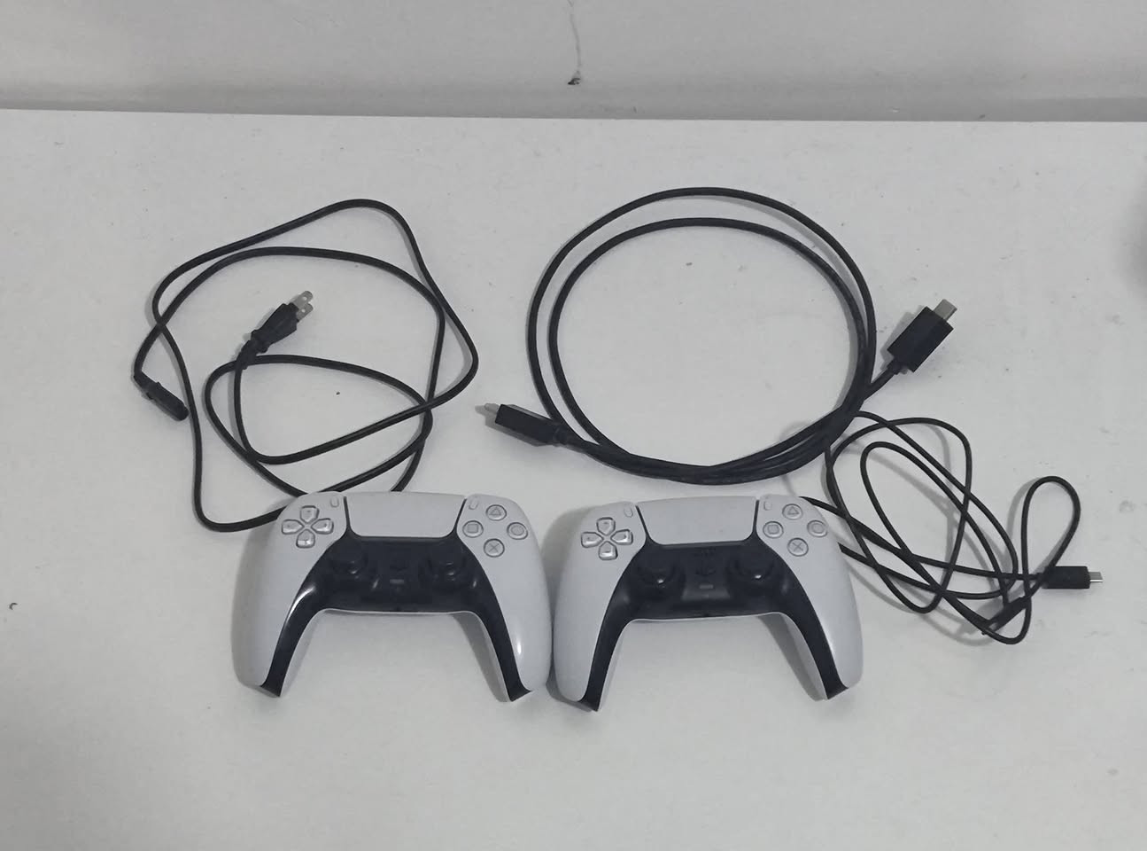 للبيع جهاز PS5 Slim نسخة أقراص (بحالة ممتازة جداً).
الملحقات المتوفرة:

يدتين تحكم أصلية (DualSense) شغالين

كارتونة الجهاز الرسمية مع كامل الكابلات الأصلية (باور + HDMI + شحن اليد) الاصلي.

حالة الجهاز: نظافة خارجية وداخلية 100%، غير مفتوح وغير مصلح نهائياً، أداء هادئ وبدون حرارة.

عنواني: البصرة. 

للاستفسار اكثر، خاص.

السعر: 780 الف


**إذا كنت صاحب هذا الإعلان وتريد حذفه لأي سبب، رجاءا أرسل رسالة إلى الدعم الفني**