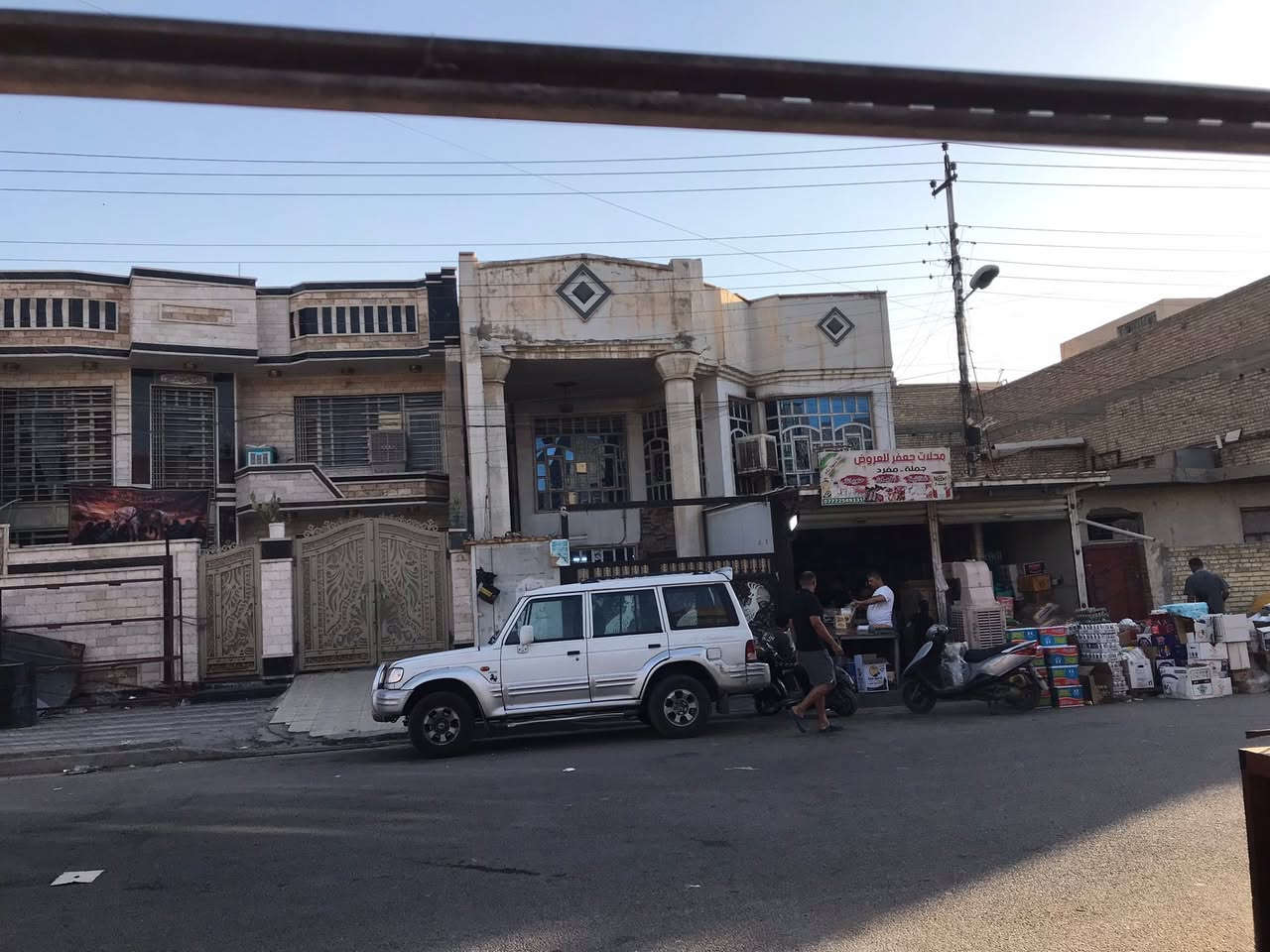 السلام عليكم بيت ٢٠٠متر للبيع طابو صرف على الشارع العام الرئيسي احلى موقع بالكفائات بي محلات بصف سيد هادي القصاب التفاصيل داخل المنشور للتواصل مع الرقم ***********
