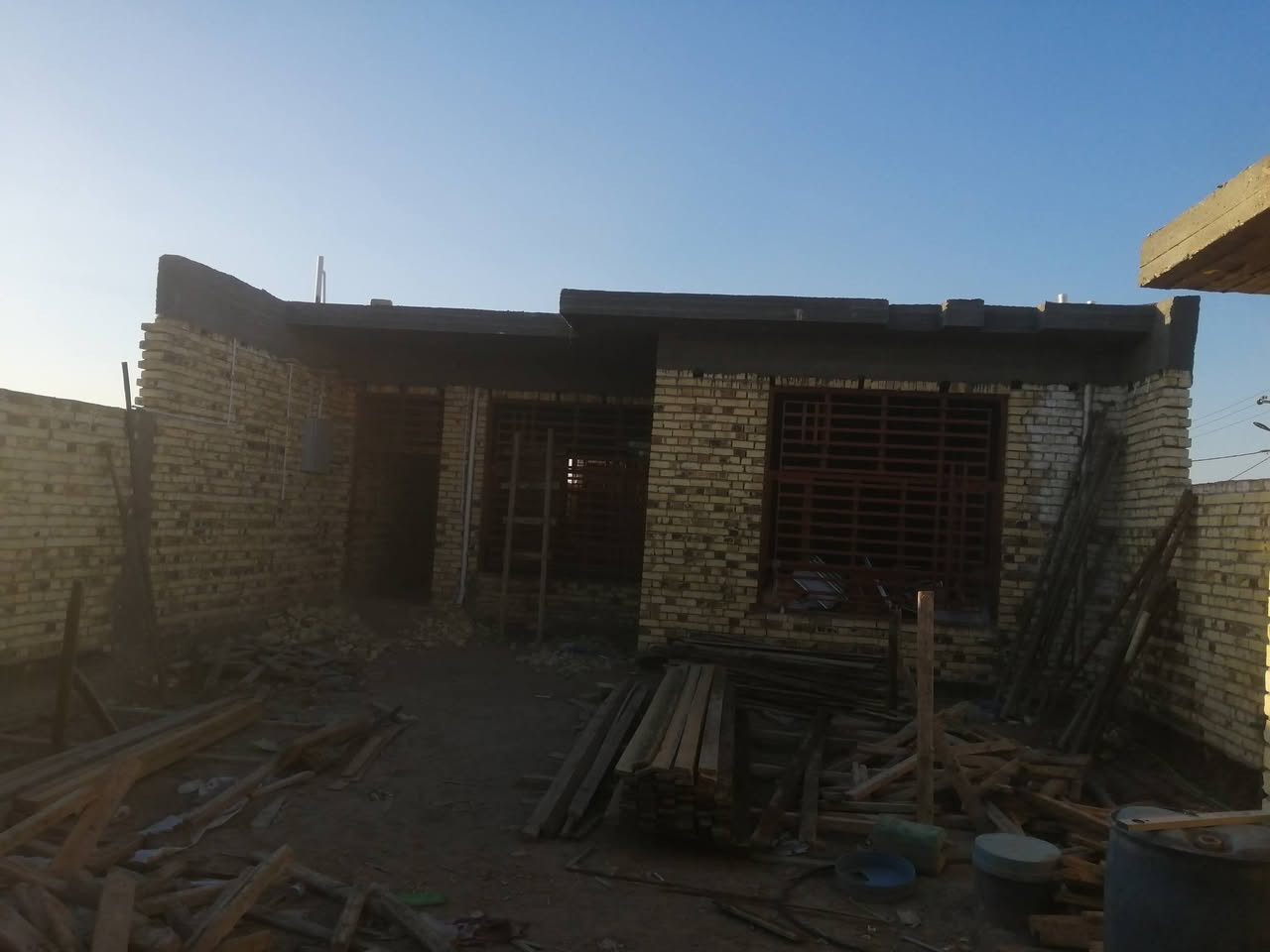 السلام عليكم هيكل لبيع طابو زراعي سند 25 المساحه ٤٠٠ الواجهه ١٠ نزال ٤٠ ع شارعين يحتوي ع غرفتين ٦ في ٤ وصاله ١٤ في ٤/٨٠ ومطبخ 5في 5 واستقبال 12 في 4/80 ومجموعه صحيات داخل وخارج المكان مجمع نبيل قرب الحولي يم المدرسه المتفوقين الصينيه للاستفسار ***********
