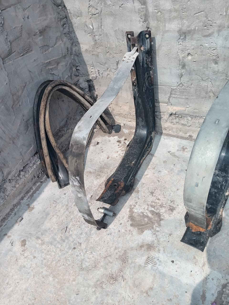 السلام عليكم تانكي كاز 300 لتر للبيع كامل هوا أو قواعده مكان ديالى الاستفسار ***********
