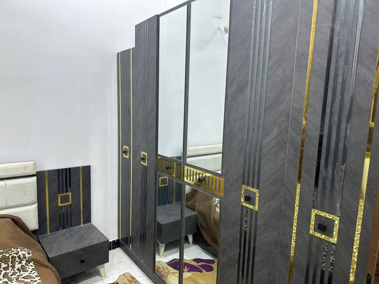 سلام عليكم غرفه تركيه جديده ما مستعمله هوايه 
خمس قطع نضافته100٪ عنوان بغداد ***********
