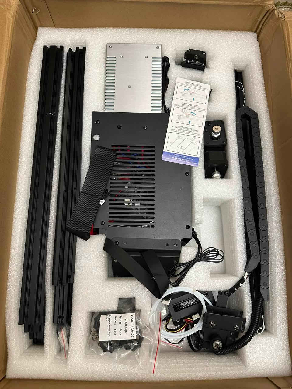 طابعة ثلاثية الأبعاد (3D Printer) من شركة Tronxy موديل X5SA - جديدة للبيع
السلام عليكم، متوفر طابعة ثلاثية الأبعاد احترافية وجديدة بالكامل من شركة Tronxy العالمية، موديل X5SA المعروف بدقته وثباته العالي، ممتازة جداً للمهندسين، أصحاب المشاريع، وهواة التصميم.
أبرز المواصفات الفنية:
 حجم الطباعة الكبير: \bm{330 \times 330 \times 400} ملم (تتيح لك طباعة مجسمات بحجم كبير جداً).
 دقة الطباعة: عالية جداً وتتراوح بين \bm{0.05} إلى \bm{0.3} ملم.
 المواد المدعومة: تدعم خيوط الفيلseparation المتنوعة مثل PLA, ABS, HIPS, WOOD وغيرها.
 البرامج المتوافقة: تعمل بسلاسة مع برامج Cura و Simplify3D الشهيرة.
 الشاشة: شاشة لمس ملونة لسهولة التحكم والإعداد.
حالة الجهاز: جديد تماماً (سِفر) وجاهز للعمل مباشرة.


**إذا كنت صاحب هذا الإعلان وتريد حذفه لأي سبب، رجاءا أرسل رسالة إلى الدعم الفني**