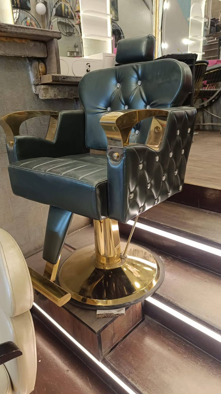 💈✂️ مجموعة كراسي الحلاقة الرجالي والنسائي متوفرة الآن 🤍
تصاميم عصرية + خامات قوية + راحة استثنائية للزبون.. كل هذا يخلي صالونك مميز عن غيره.
✔️ كراسي رجالي بستايل كلاسيك وفخم
✔️ كراسي نسائي أنيقة ومريحة بجلسات طويلة
استثمر براحة زبائنك وخلّي صالونك يحجي عن نفسه ✨
متوفر توصيل داخل العراق 🇮🇶 
للاستفسار و الحجز مراسلة الصفحة ✅ 
أو التواصل عبر الواتساب ***********
