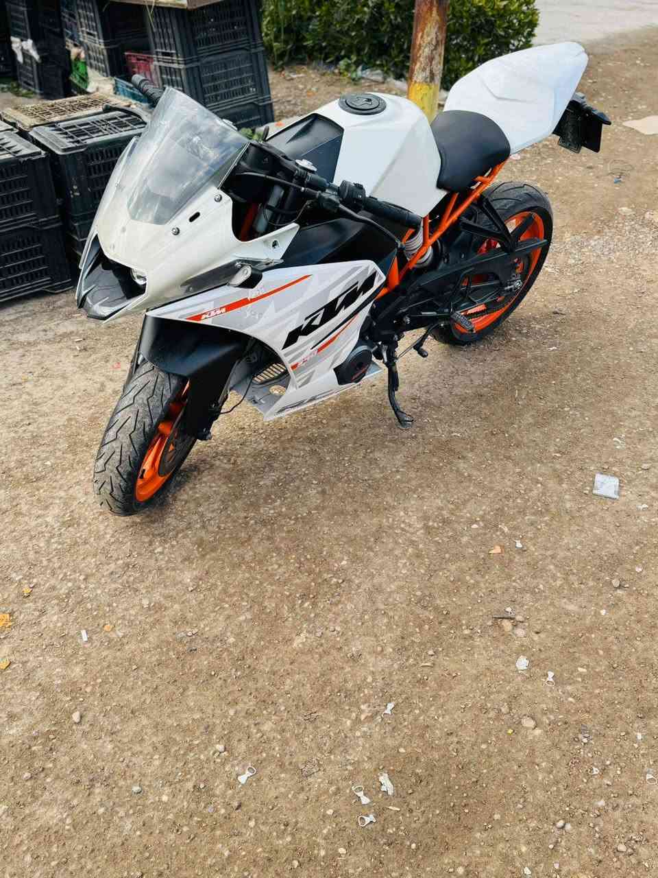 سلام عليكم دراجه نوعKTM RC 390
مديل ٢٠١٧
ماشيه 4 الف بحالة الوكاله
نضام ABS من شركة BYBRE
 اكزوز رياضي من شركةSC-Project
سعر دراجه 20 وبيها مجال
مكان الدراجه بغداد اليياع سويب 
هـ ***********
