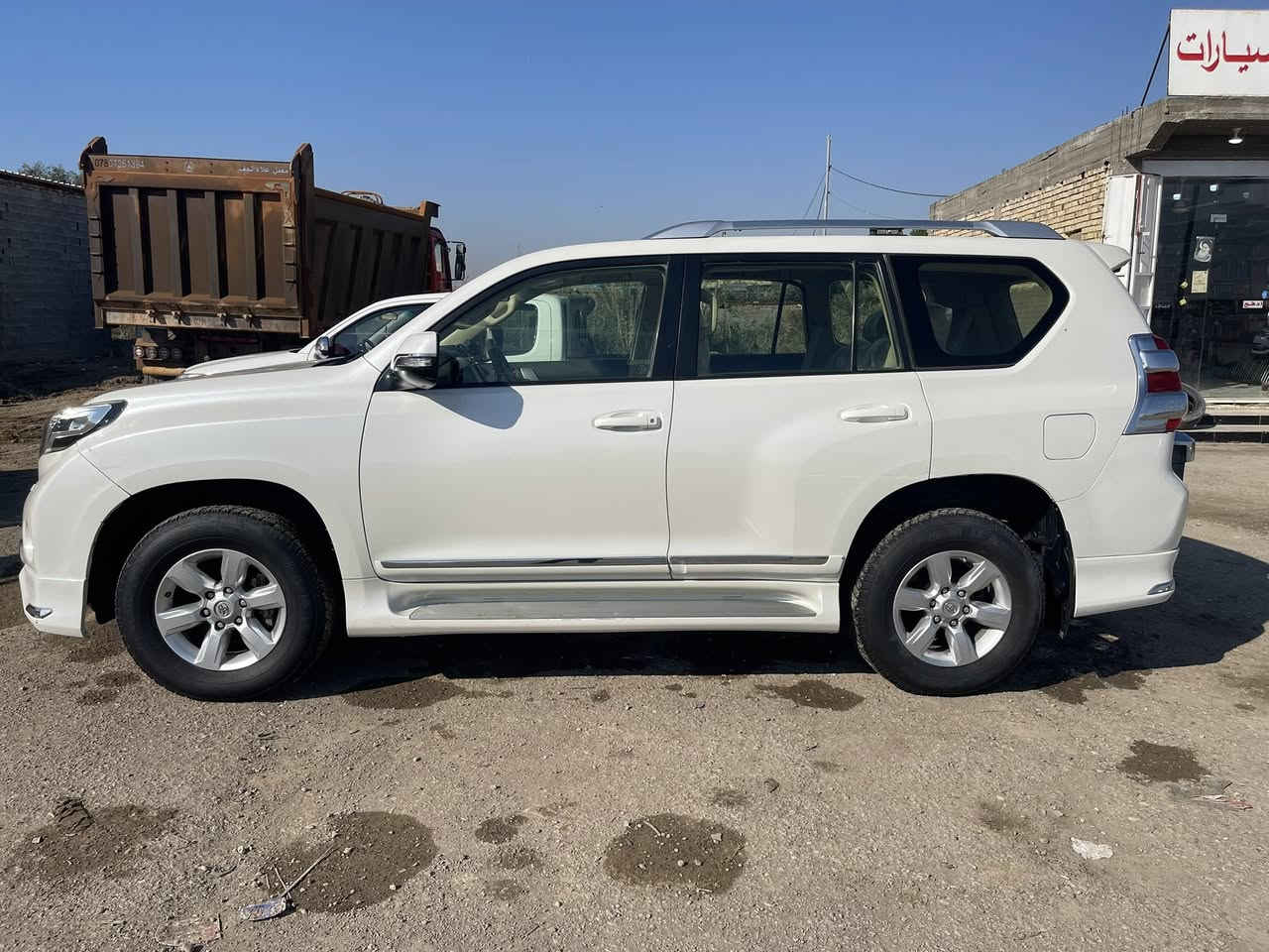 لاندكروز برادو ٢٠١٧ خليجي ٦ سلندر كفالة عامة عدا الشخط اللي بالصورة فول مواصفات رقم اربيل بأسمي سنوية لل٢٩ 
ماشية ١٣٠ الف كيلو 
السعر ٣٥٠ ورقة 
***********
