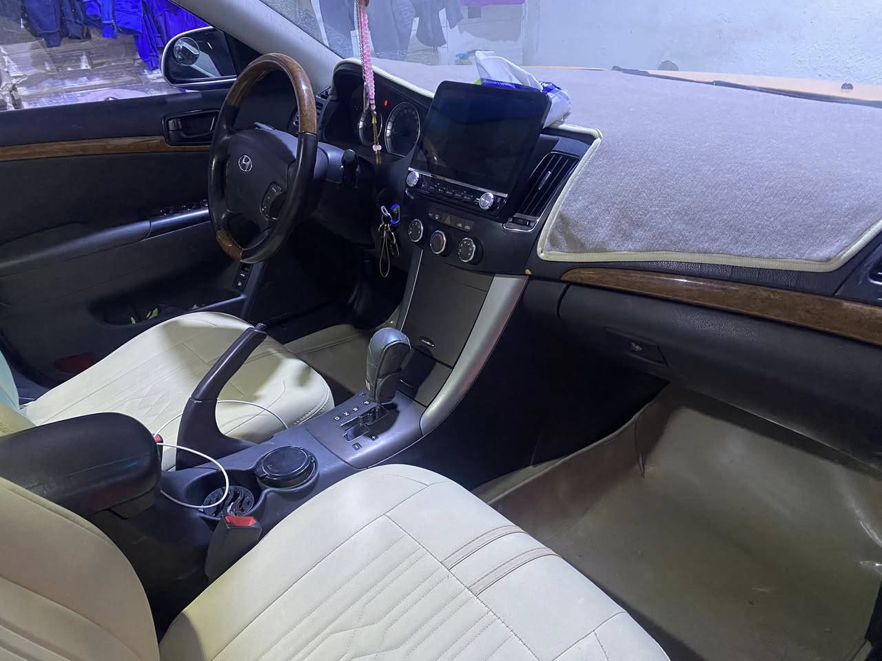 سلام عليكم سوناتا مديل 11سياره جاهزه من كلشي شاشه كامره تحكم كامل تخم تاير جديد سياره مانقصها شي جاهزه تبريد شغال مكينه وكير جددرقم بصره بسمي سياره خصوصي مو تكسي تحتاج بس صبق بابين وجاملقات ثنين مكاني بصره كرمت علي (رقم ***********
