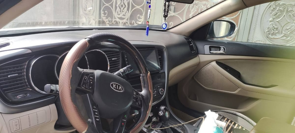 السلام عليكم
ابتما مديل ١٤ السيارة خليجي نظيفة حيل استعمال بيت 
مابيه اي نقص لا مكينه لا كير ولا تبريد سيارة محرك ٢٠٠٠ 
بيه بس ضربه بسيطه فوك قبق البانزين مثل ما مبين بالصورة  
مكان السيارة بالسماوة 
سعره ١٣٨ ورقه وبيه مجال 
***********
