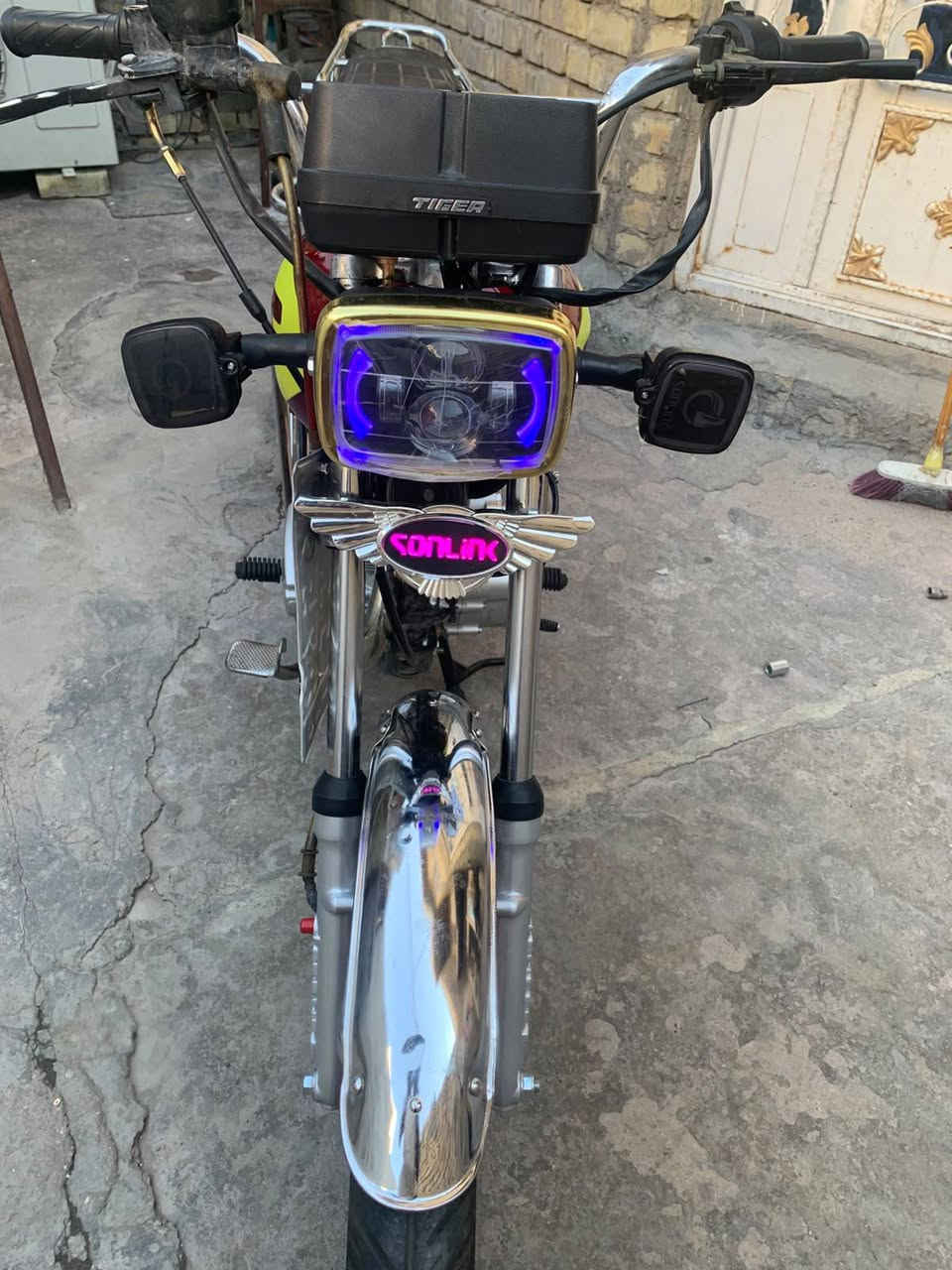 ســـــــــلام علــــــــيكم🙋‍♂️
دراجـــه سيفان 💥🔥

مــــــــوديل: 2023 مرقم بغداد سنويه بأسمه مشروع وطني💁‍♂️💖
الدراجه كل غراضها مستبدله بغراض موديل 2025 +دبلات جديده امامي وخلفي🕷🕸❤
محرك الدراجة((150cc)) جديد 🕷🕸🔥
5 نمر بيها✨❤️
كلشي كامل مكمل بيها انارتها كهربائياتها دشبولها. 
نضافه الدراجه 100/95🔥❤️‍🔥

الدراجه تجيبه منا تشتغل بيها منا ماتصرف ربع عليها مرقم لو تروح خارج العراق بيه محد يحاسبك

سعــر الدراجــــــة:(بـ  مليون،650) 💁‍♂️ وبيها مجال 

عــــــــــــــــنـــــــــــوان: بغداد» حي الجامعة» شارع66

الــــــــــرقــــــــــم: *********** اسيا💝
مــــــــلاحضــــــــة! لايوجد فيس ولامازنجر
+
مكلف بالنشر الرقم بيه واتساب او اتصال على السيم كارت
