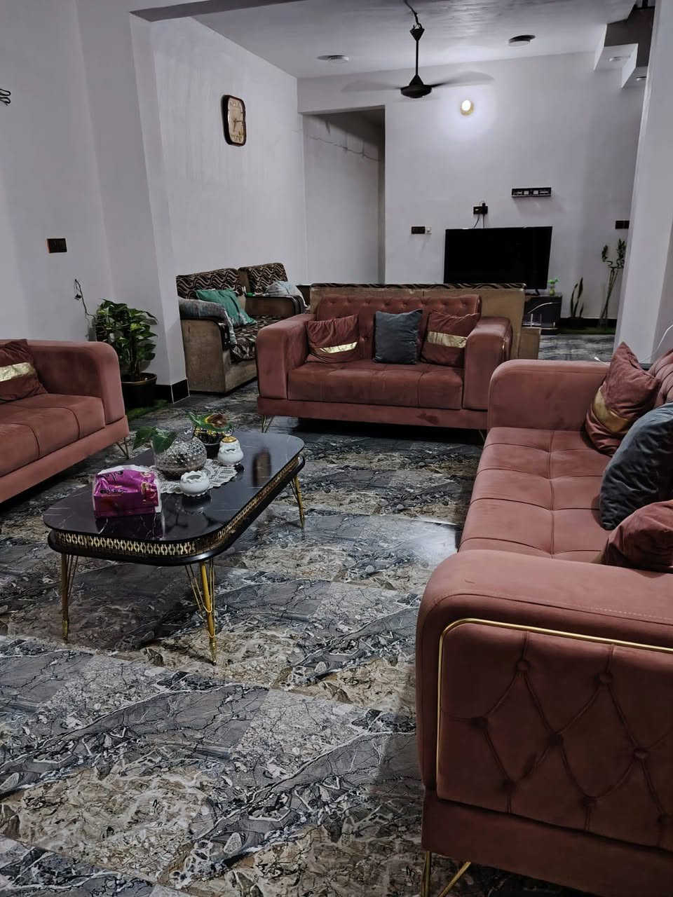 بعد الصلاة على رسول الله دار سكن مساحة ١٢٥ متر للبيع منطقة التحرير الارهاب بناء حديث مطلوب اسكان الراغب بالشراء الاتصال على *********** وكما مبين في الصور
