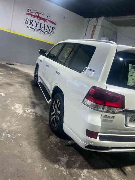 السلام عليكم من رخصت الادمن لاندكروز 17 للبيع او مراوس بحدث 8 سلندر 4600  3شاشات 4كامرات كير محرك خير من الله تبريد 3 قطع ثلج حساس امامي خلفي  مريا شفط رقم شمالي ماشيه 63 قابل للزياده بيها بارد باجملق السايق موضح بالصور دبل ماوس السعر 555 وبيها مجال العنون البصره ***********
