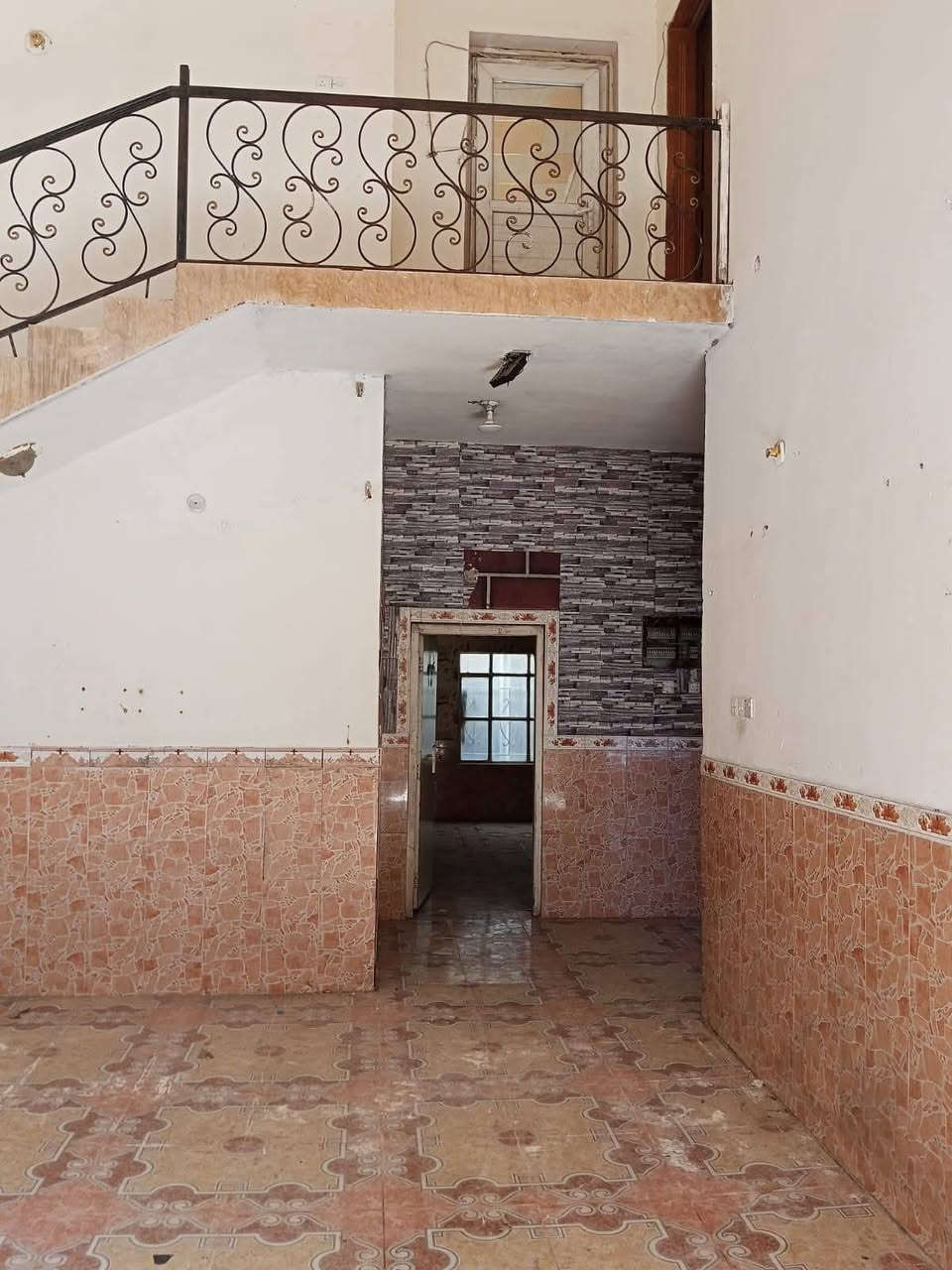 بيت للايجار البهادريه كوت الزاير البيت يحتوي عله 3غرف وصاله كبيره ومطبخ وصحيات وكراج كبير سعر الايجار500وبي مجال معه خط نت مجاني ***********
