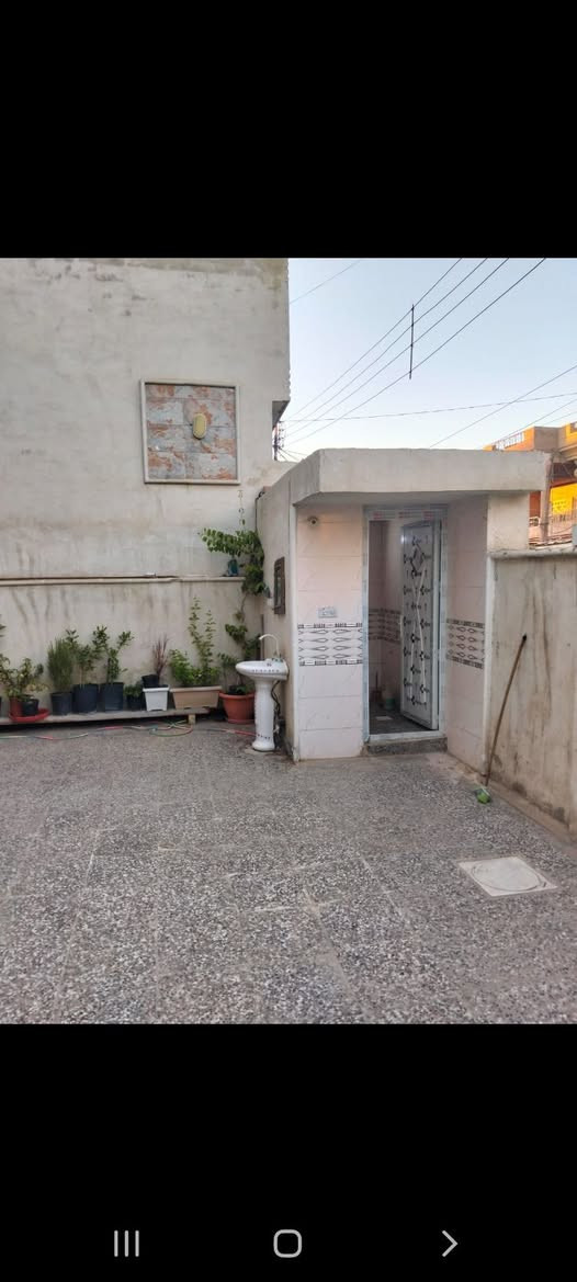 سلام عليكم بيت للبيع ١٧٠ متر العنوان الحسينية منطقة ٩ الف قريب مركز زهور وبدأت شارع ابو سمير ستقبال ٧ ×٤ و مطبخ ٦ × ٤ الربع و ٣ غرف نوم كبار وسعره ١٥٥ وبي مجال ***********
