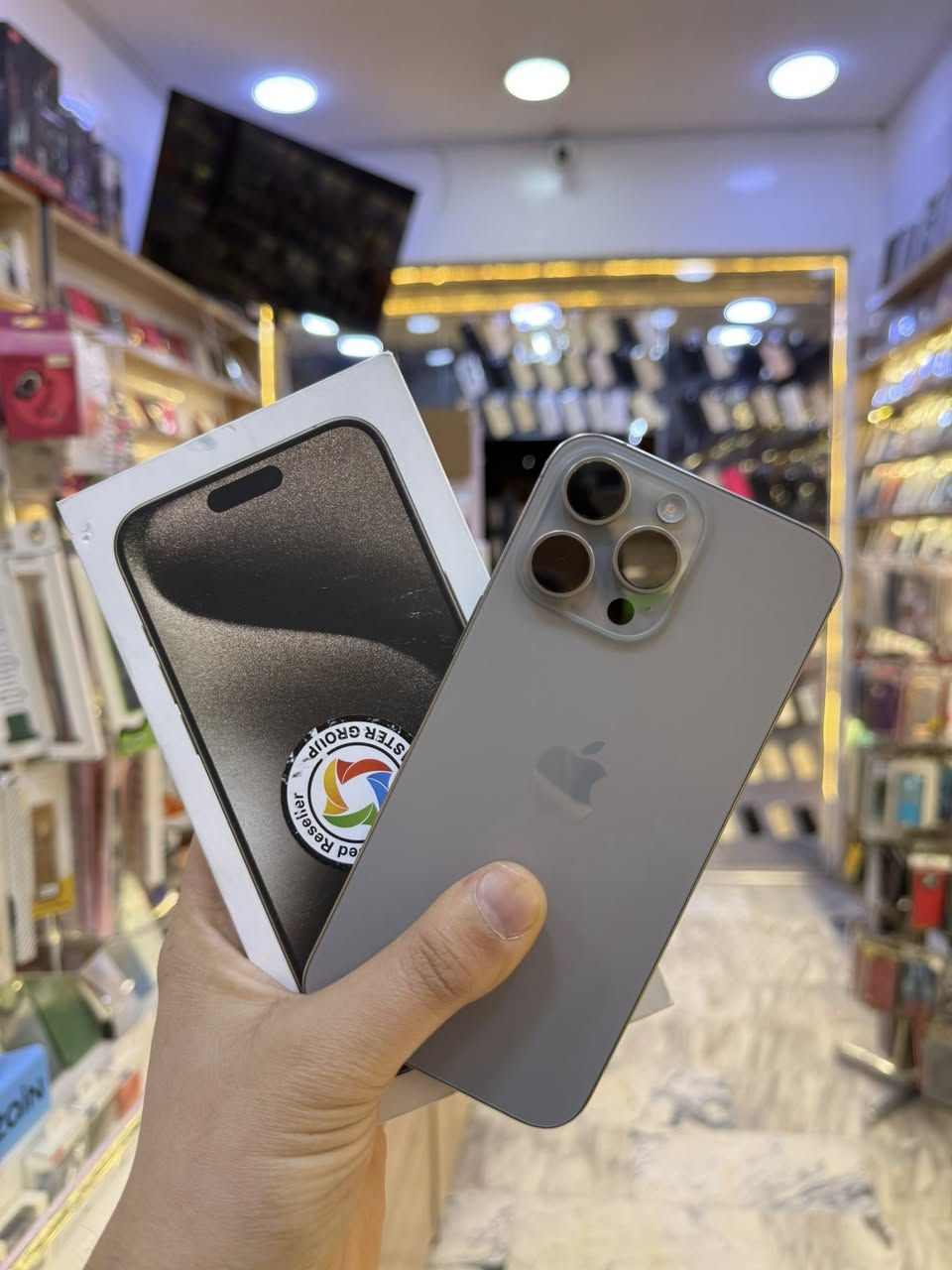 ايفون 15 برو ماكس الذاكرة 256 البطارية 87 الجهاز بي فطر خفيف بالكلاس من فوك ما مئثر ابد بالشاشة الجهاز وتر بروف نضافة 100 ‎%‎ باكيت كيبل كامل ملحقاتة ماستر الجهاز فطر موضح بالصور على اليمين من فوك 
التواصل على الرقم ***********
السعر 870 الف وبي مجال للشراي حك الجية
مكاني بغداد السيدية الشارع التجاري
