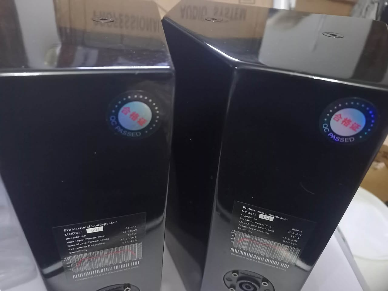 مكبرات صوت احترافية (Professional Loudspeakers) تظهر المواصفات التالية: 
الطراز: 601.
مقاومة التوافق: 8 أوم.
قدرة الإدخال القصوى (RMS): 20-200 واط.
قدرة الموسيقى القصوى (Peak): 750 واط.
استجابة التردد: 45-20 كيلو هرتز.
الحساسية: 93+/-2 ديسيبل.


**إذا كنت صاحب هذا الإعلان وتريد حذفه لأي سبب، رجاءا أرسل رسالة إلى الدعم الفني**