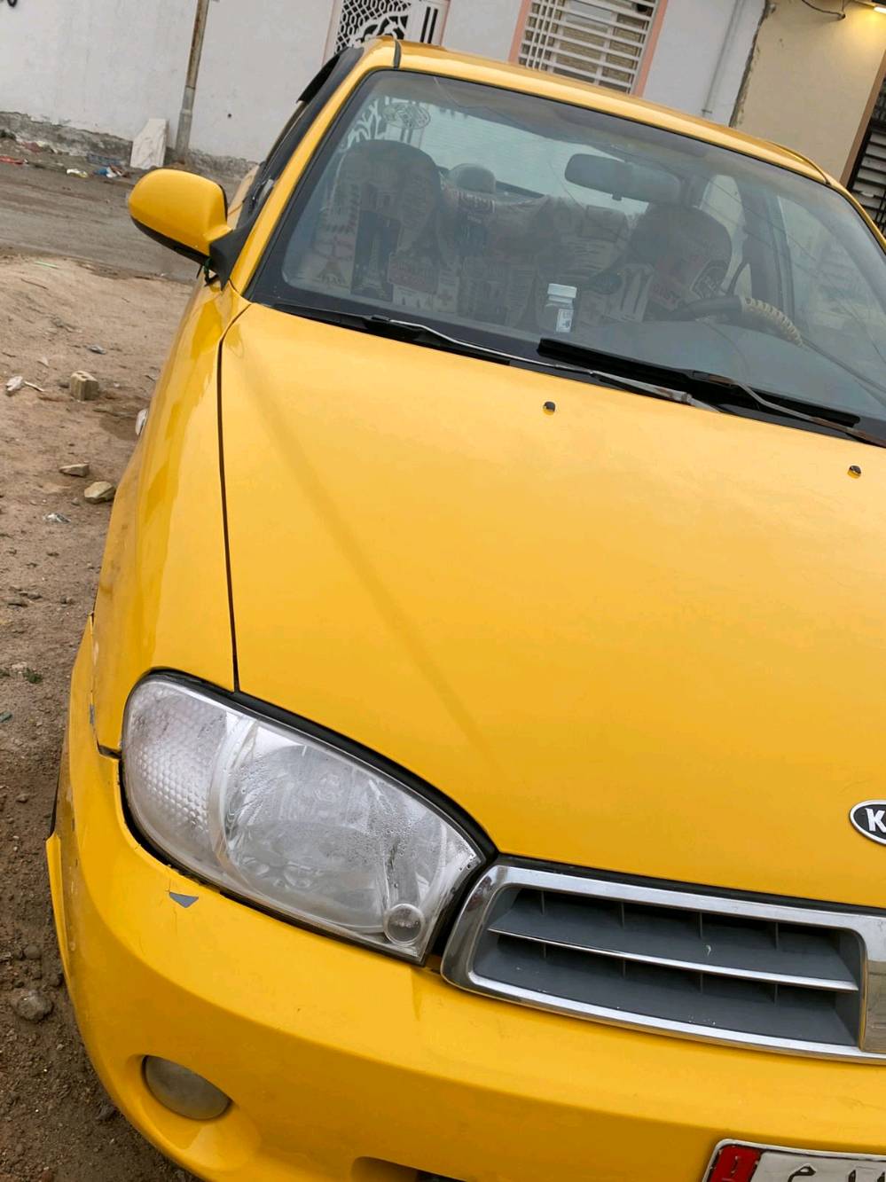 سيارة كيا موديل قديم لون أصفر بحالة جيدة. تمتاز بالمتانة والاعتمادية، مقاعد مغطاة بكَسْوة جديدة بتصميم مميز. مثالية للاستخدام اليومي ولمن يبحث عن سيارة اقتصادية وصحية للعمل.