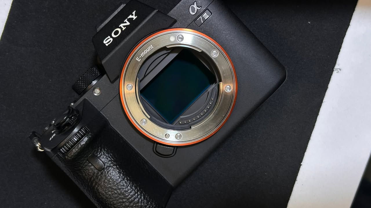📸 للبيع: باكيج تصوير احترافي متكامل (Sony a7 III + Tamron 35mm f/2.8)
السلام عليكم.. للبيع كاميرا Sony a7 III مع عدسة الفاكسد الممتازة Tamron 35mm f/2.8 Di III OSD، العتاد نظيف جداً وجاهز للشغل مباشرة (فيديو وفوتو).
🔹 مواصفات وتفاصيل العتاد:
 بدي الكاميرا: Sony a7 III (مارك 3) غنية عن التعريف بأدائها في الفيديو والفوكس.
 العدسة: Tamron 35mm f/2.8 - عدسة فاكسد خفيفة الوزن، حادة جداً بالصورة، وممتازة لتصوير الشارع، البورتريه، والـ B-roll.
 النظافة: البدي والعدسة بحالة ممتازة جداً ونظافة تامة، بدون أي شخوط، والمطاط سليم تماماً والسنسور نظيف 100%.
🔹 الملحقات:
 الحزام الأصلي (Sony Strap).
 البطارية الأصلية مع الشاحن والوايرات.
 📍 المكان: كربلاء
 📞 الرقم للتواصل (واتساب أو اتصال): ***********
ملاحظة: البيع للباكيج كامل، والعتاد مفحوص وشغال بشرط النظافة.
