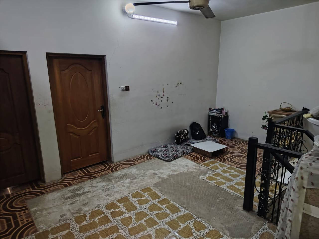 للبيع مساحه 160
بيت عله شارعين ياكون من 3غرف وديوانيه وحمامين 

طابو صرف البيت جاهز من كلشي 
السعر 85وبي مجال انشاء الله 
للستفسار اتصل ***********
