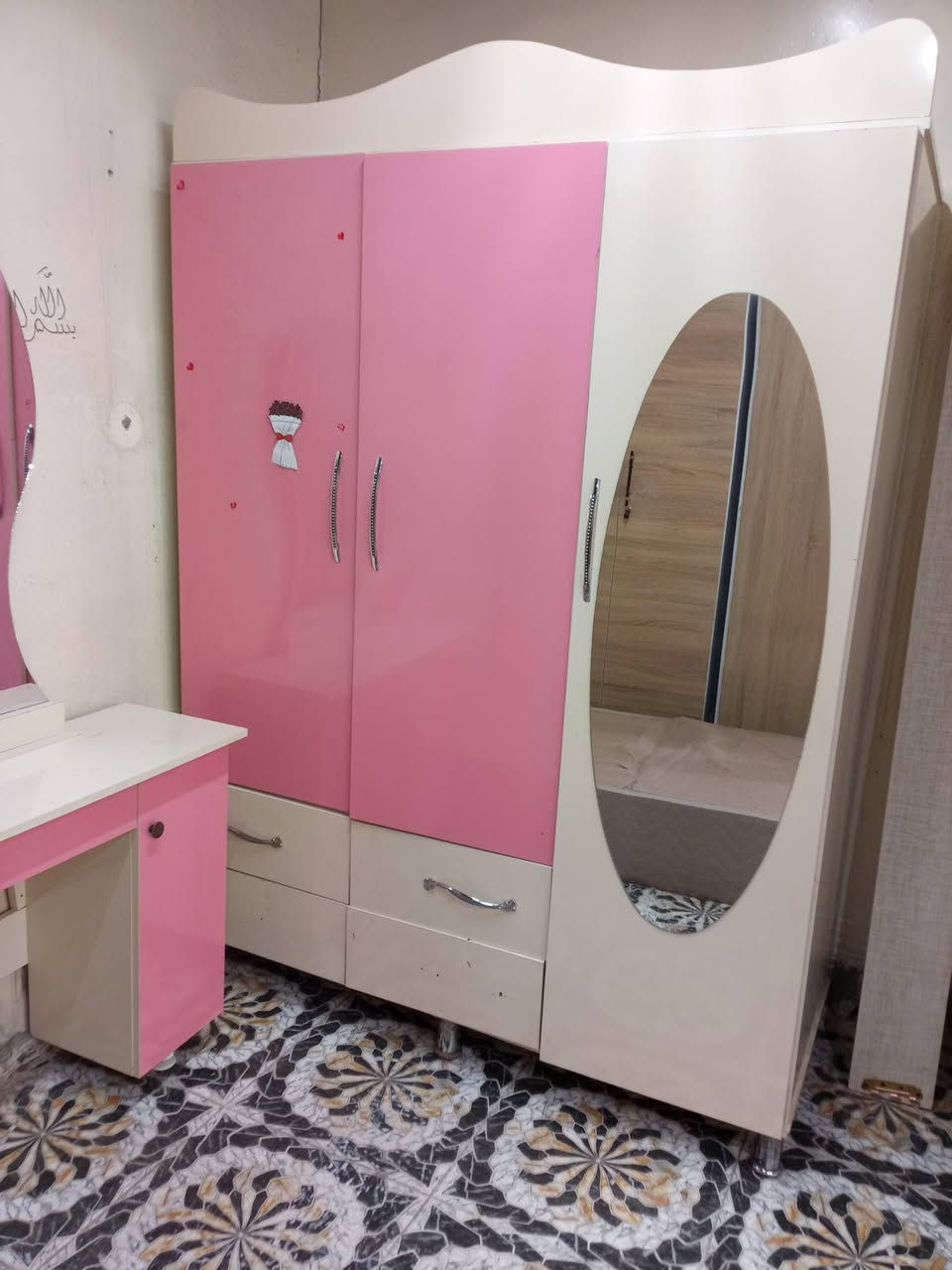 غرفه نفر 3قطع تفصال حطاطه تركي مستخدم اي عيب مابيه شرط نضافه السعر 200 العنوان كركوك حي العروبه قرب جامع الامام علي واتساب ***********
