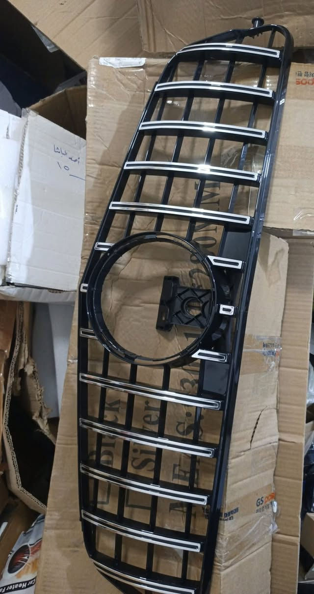 سلام عليكم 
 شبك أمامي (Front Grille) أسود لامع لسيارة مرسيدس-بنز. 
متوافق مع طرازات مرسيدس GLC أو GLE.
يتميز بتصميم عصري باللون الأسود اللامع بالكامل.
يتضمن فتحة مخصصة لتركيب شعار مرسيدس في المنتصف.
المنتج مصمم لتعزيز المظهر الرياضي للسيارة وتحسين تدفق الهواء.

اعلى سعر ابيع


**إذا كنت صاحب هذا الإعلان وتريد حذفه لأي سبب، رجاءا أرسل رسالة إلى الدعم الفني**
