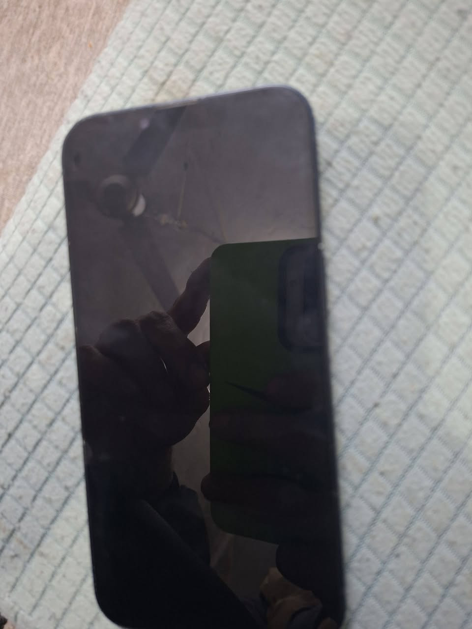 للبيع ايفون ١٣ عادي موبايل فقط مبدل شاشه بطاريه ٧٧ بلادي السعر ٣٠٠ وبي مجال للاستفسار اتصل ***********
