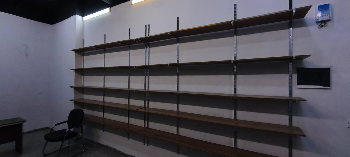 رفوف وميز وكراسي مال مكتبة للبيع 
العنوان بغداد حي القاهرة
***********
السعر 500 الف
