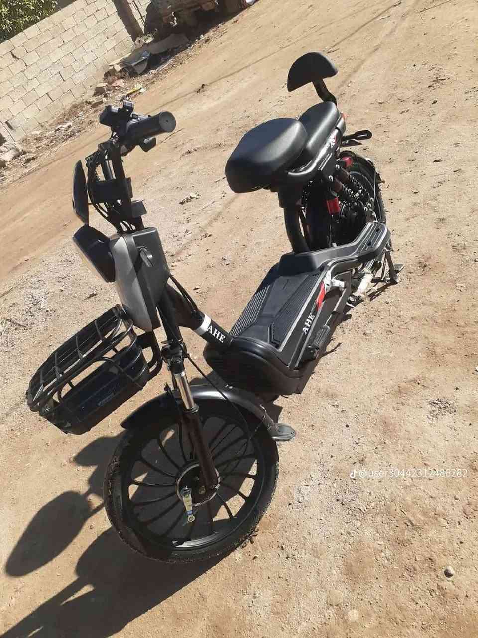 سلام عليكم عندي دراجه شحن للبيع الدراجه خير من الله البطاريات 5 دبل موديل 25 السعر 600 وبيها مجال شراي يتصل على هاذ الرقم متواجد *********** لتواصل
