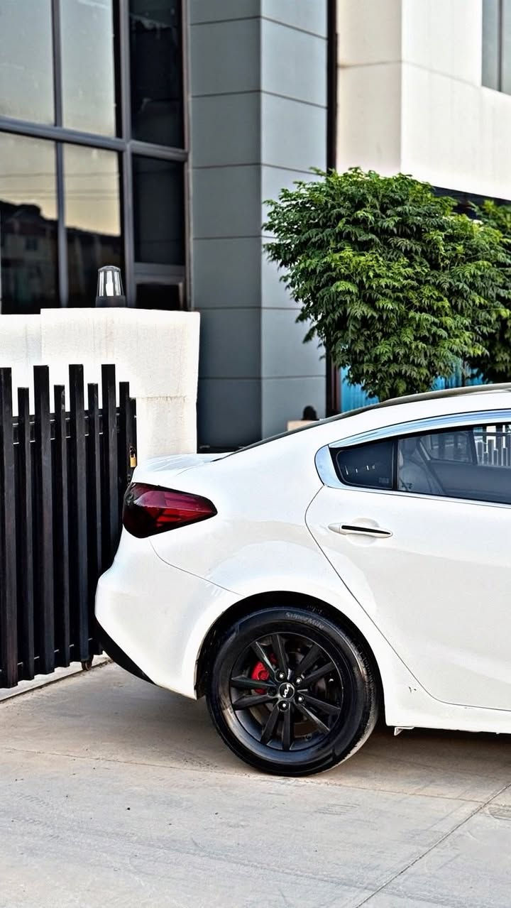 سەرەتا بەناوی خوا {kia k3 } 2013 سەیارەکە بڕاوەیە فولە بەس سڵاید نیە کوشن هیتەرو خەزن و کارەبا سوکان هیتەر فۆلیۆم تەحدیل سورحە ئیکۆ گێڕو مەکینەو تەقە ڕەقە بەشەرد تەبرید لەسەر سویچ  سەیارەکە بێمەسرەفە چوار تایەو ویلی سپۆرتی لۆکی لەسەرە سەیارەکە فول جوانکاریو 
مەسرەف کراوە بۆیاخیش بەس سەقفی بەشەرت دەدەم
سەحری/55گەڵاو مەحامەلەیەکی کەم 
شوێن/ڕانیە
ژم/***********
