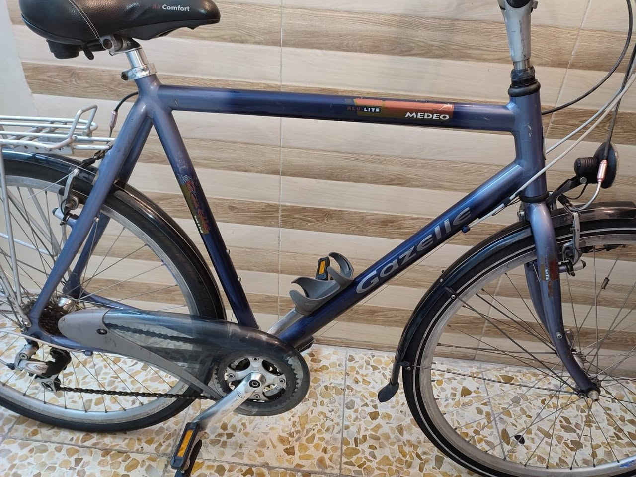 السلام عليكم 
دراجة ما ركة غزال Gazelle
هولندي ماركة عالمية 
حجم 28XL
نظافة 90بال ٪
المنيوم 
ويلات طبقتين تتحمل اوزان
ركبة ستيرن متحركة 
سستم ديور
كير 3×7
الكير فقاس سحب ودفع 
لايت امامي داينمو وبك لايت بطارية بلادي
جاملوغات بلاستك 
السعر 250 
المكان بغداد


**إذا كنت صاحب هذا الإعلان وتريد حذفه لأي سبب، رجاءا أرسل رسالة إلى الدعم الفني**