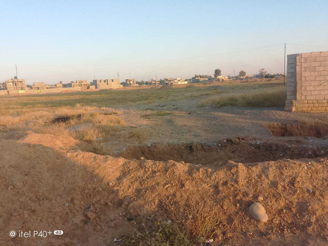 قطعة للبيع طابو سكني مساحته 300متر
وجه 12.5 ونزال 25
الشوقيات ركن على شارعين مقابل المدرسة 
ترهم مشتملات نصين
السعر 60 وبيه مجال 
***********
