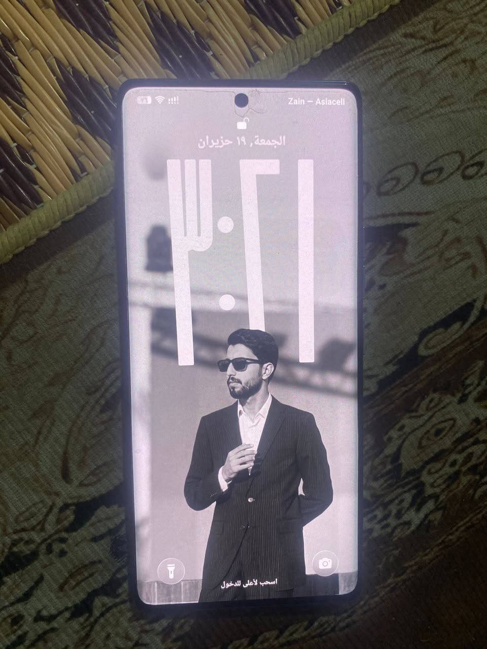 تكنو كامون ٤٠ برو فايف جي 
الذاكرة والتخزين: 256 جيجابايت مع رام 12 جيجابايت (يصل إلى 24 جيجابايت مع التوسعة الذكية).
​الشاشة: AMOLED منحنية مذهلة بتردد 144Hz (سلاسة فائقة بالألعاب والتصفح) محمية بزجاج Gorilla Glass 7i.
​المعالج: MediaTek Dimensity 7300 5G (أداء قوي وسريع جداً وموفر للطاقة).
​الكاميرا الخلفية: احترافية بدقة 50 ميجابكسل بمستشعر Sony LYT-700C ومثبت بصري (OIS) لعزل واهتزاز معدوم + عدسة واسعة 8 ميجابكسل.
​الكاميرا الأمامية: سيلفي خارق بدقة 50 ميجابكسل مع تركيز تلقائي (AF).
​البطارية والشحن: 5200 مللي أمبير تدوم طويلًا، مع شحن سريع بقوة 45 واط.
​النظام: أندرويد 16 الأحدث مع ميزات الذكاء الاصطناعي (TECNO AI).
​الميزات الإضافية: مقاومة كاملة للماء والغبار بمعيار IP68/IP69، صوت ستيريو عالي، ويدعم الـ NFC.
اريده مراوس بأيفون شعندك نزل


**إذا كنت صاحب هذا الإعلان وتريد حذفه لأي سبب، رجاءا أرسل رسالة إلى الدعم الفني**