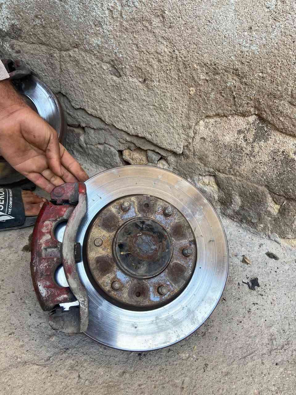 فلنجة تايرات امامي   سيارة ستاركس 2008
كاملة مع الفج وباب اكسن كامل  جدد مال بالة  للبيع 
القطعة الوحدة 110 الف 
الرقم: ***********
