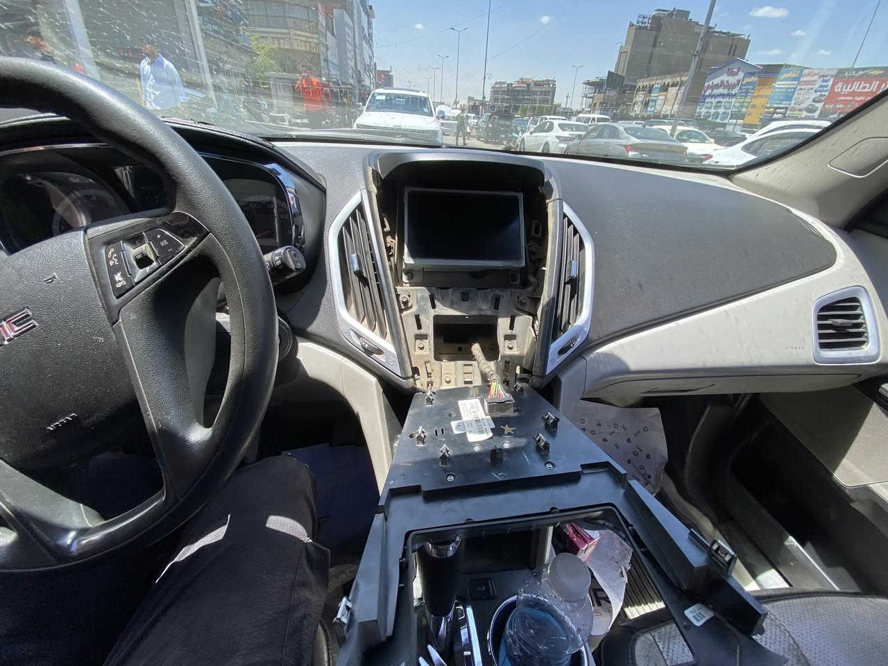 من داخل محلات لؤي العربي 🛠️
تتوفر جميع قطع الغيار الخاصه بسيارتك ( GMC+ شوفر ) منها التفصيخ الاصلي والجديد بـ أنواع مختلفه | ✅
 حداديه كامله مع تبديل وتشخيص القطع المستهلكه 
يد عامله ممتازه وتوصيل لباب بيتك هم متوفر 
اتواصل ويانه او زورنا للمحل والتسهيل من الله ♥️
هاتف 
***********
*********** 
واتساب 💎

