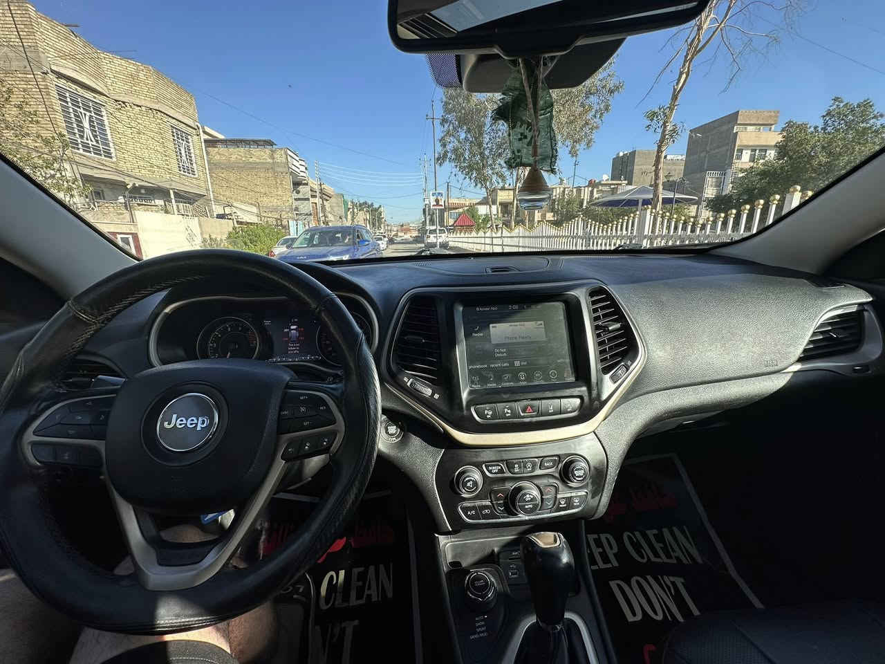 سلام عليكم
للبيع جيب شيروكي لمتد  ( بزون) موديل ٢٠١٨ فووووول مواصفات يعني فول مواصفات كلشي بيه 

وارد امريكي حادث جاملغ خلفي وباب صندوك بدون ايرباك

باب صندوك مبدل بلادي نفس اللون 

مكينة ستة سلندر مكفولة من الفتح وگير ٩ نمر 

سقف السيارة بانوراما على طول السيارة 

حساس امامي وخلفي ٣٦٠درجة

رادار قيادة + رادار مانع تصادم+ رادار جانبي مع تنبيه عند الاستدارة 

كشنات امامية تدفئة وتبريد 

وضعيات خزن لكشن السائق

رقم مشروع وطني تتحول باي محافظة والسيارة في بغداد 

وبعد اللمتد الفول مواصفات معروف 

للاستفسار والتواصل على الرقم (***********)

مكلف بالنشر 

السعر ١٤٠ ورقه
