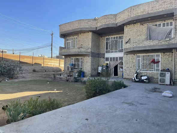 السلام عليكم من رخصة الادمن المحترم بيت طابقين طابو زراعي سند 25 وكاله ام الصوره المساحه الكليه 1100 مساحة البناء280-5غرف نوم نضام سويتات الغرف بناء حديث فقط الوجه ماملبوخ ركن على شارعين زعفرانيه نهاية الاربع شوارع شارع المخبز نهايته صايره مقابل اربع شوارع ضبط السعر  اتصال مامتواجد خاص ***********
