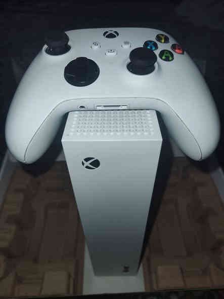 إكس بوكس سيريس اس 
مثل ما موضح بل صورة جهاز العاب إكس بوكس سيريس 
جهاز كلش نضيف مع كارتونه و2 جوستك 
وياه اشتراك كيم باس شهرين سعرة 325
الاتصال ***********
