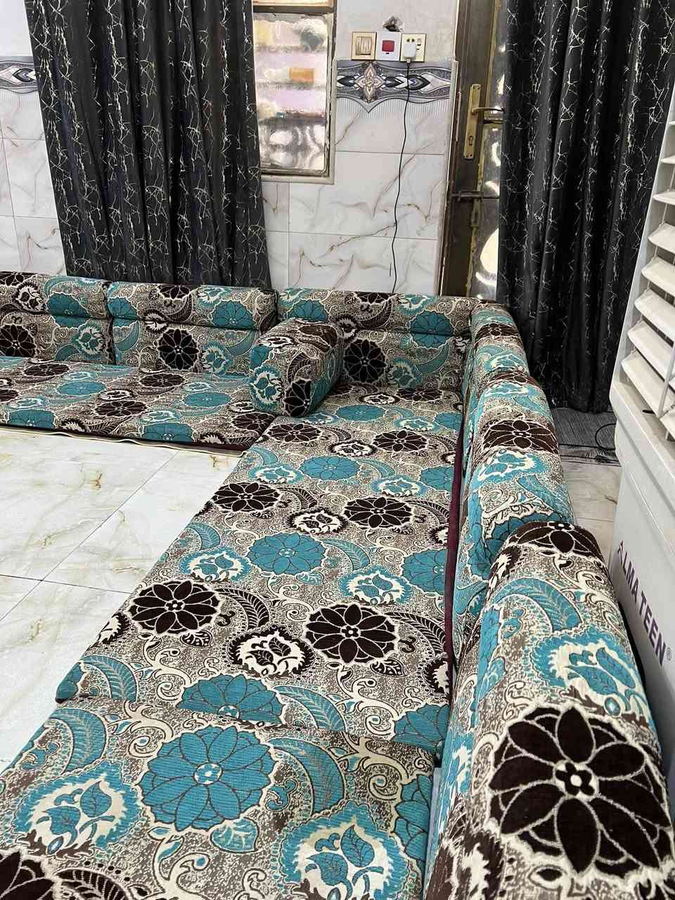 جلسه 14 متر 7 دواشك نضيفه جداً وكامله اخت جديده وتخم 10 نفرات نضيف ابو سرير ومخزن 
كاونتر مترين بدون ملحق نضيفات كلهن شراي اتصال او واتساب للاستفسار ***********
