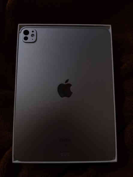 سلام عليكم M4 مراوس 15أو16
الأيباد بعده بضمانه ينتهي سنة2026/9/4 العنوان البصرة قضاء شط العرب الجزيره رابعه واتساب ***********

الأيباد غني عن التعريف عمالق الأبل مواصفاته👇
M4
شاشة Ultra Retina XDR مقاس 11 إنش.
تقنية Tandem OLED.
سطوع يصل إلى 1600 شمعة.
معدل تحديث 120 هرتز.
طلاء مضاد للانعكاس.
الأداء:
معالج Apple M4 (9-core CPU).
معالج رسوميات Apple (10-core graphics).
ذاكرة وصول عشوائي (RAM) بحجم 8 جيجابايت.
التخزين:
سعة 256 جيجابايت.
الكاميرات:
الكاميرا الخلفية: 12 ميجابكسل (واسعة).
ماسح LiDAR.
الكاميرا الأمامية: 12 ميجابكسل (فائقة الاتساع).
دعم Face ID.
الاتصال:
Wi-Fi 6E.
بلوتوث 5.3.
البطارية:
سعة 8160 مللي أمبير ساعة.
الميزات الأخرى:
أربعة مكبرات صوت ستيريو.
دعم قلم Apple Pencil Pro وقلم Apple Pencil (الجيل الثاني).
منفذ شحن Thunderbolt 4/USB 4.
الأبعاد والوزن:
الوزن: 444 جرامًا (لنموذج Wi-Fi).
الأبعاد: 249.7 × 177.5 × 5.3 ملم.
