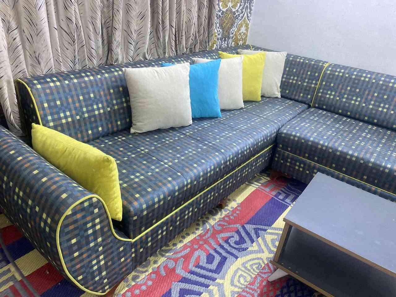 ديوان تركي مع طبله يصير سرير وبي مخزن ب 190 قفله
***********
