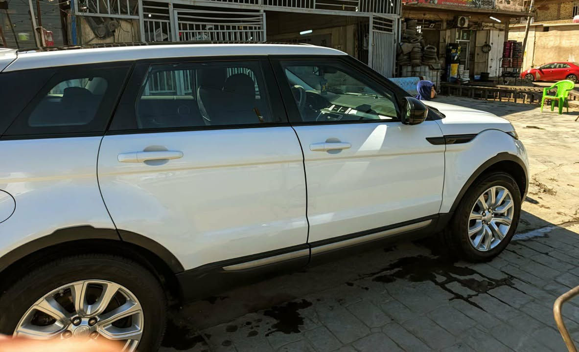 بعد اذن وموافقة ادمن الكروب مع التقدير
بسم الله الرحمن الرحيم
رانج روفر إيفوك موديل 2019
ترقيم: أربيل
وارد: خليجي – استلام وكالة 
الحالة: نظيفة جداً، خالية من الضرب والصبغ
المحرك: 2000 تيربو
الممشى: 45 ألف كم فقط
ملاحظة: الكازكيت مفتوح فقط
المواصفات:
بصمة تشغيل
سقف بانوراما
 الداخل اسود 
شاشة كبيرة
درايف مود (وضعيات القيادة)
حساسات أمامية وخلفية
إشارات بالمرايا
فرامل طوارئ تلقائية
مثبت سرعة
تراكشن كنترول
كاميرا خلفية
السعر: 16,400 دولار
أو مراوس مع رانج روفر فوغ أو سبورت موديل 2012 أو 2013 على أن تكون نظيفة جداً.
الموقع: بغداد – حي أور
للاتصال: ***********
***********
