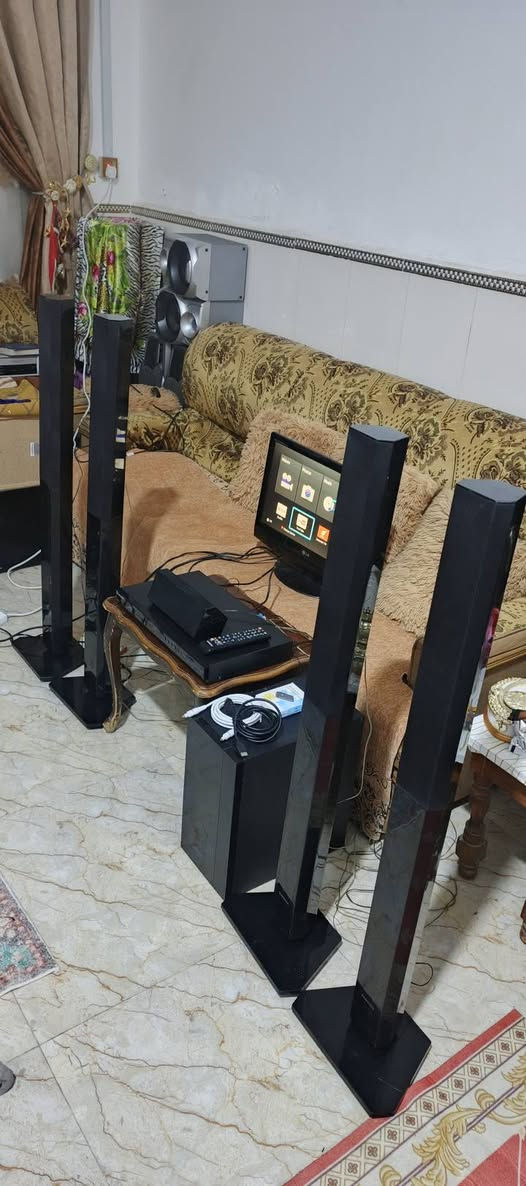 السلام عليكم .
جهاز مسرح منزلي و مضخم هوم سينما سيستم ماركة سامسونج نظام حديث بلوراي 3D .
 ..استيراد وكالة الكويت . 
نظافة ممتازة و بلادي شغال بالكامل .
 يشغل 6 سماعات ملحقاته ريموت اصلي مع كيبل اوبتكل و كيبل HD  والتوصيلات . 
 مع بلوتوث خارجي نوع ممتاز .  مواصفات :
مشغل جمیع الاقراص بلوراي 3D وDVD و CD و MP3 يعرض عالشاشة 3D . ثلاثي الابعاد .
ربط انترنت LANلتشغيل تطبيقات يدعمها الجهاز
 اواكس مضخم صوت لربط  اي جهاز  اخر عليه
بلوتوث .للربط مع النقال .
اوبتكل لربط كيبل ضوئي مباشر مع الشاشة .
فلاش رام ..مشغل صوت + فيديو .
راديو باحث FM مع خزن قنوات مفضلة .
مع خاصية ايكولايزر للتحكم بنغمة الصوت والتضخيم وتقسيم للسماعات التي تعمل بالنظام المسرحي المحيطي و نظام الاستيريو عالي الوضوح ..شغل الجهاز جدا راقي و ممتاز من علو بالصوت وتضخيم دمام قوي جدا لليريد بيز قوي 
 السعر ٢٠٠ الف نهائي اخوان من الاخير .
للاستفسار او المراسلة عالخاص بلا زحمة او 
*********** البصرة . موجود توصيل شركة .

