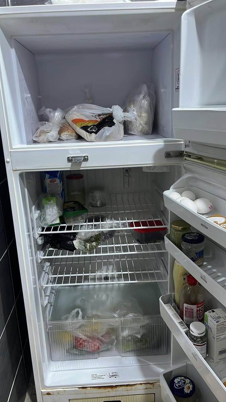 ثلاجة للبيع مستعجل ب٨٥ 
نظيفة جدا وتبريدها ممتاز مافيها عيوب 
اربيل بحركه 
***********

