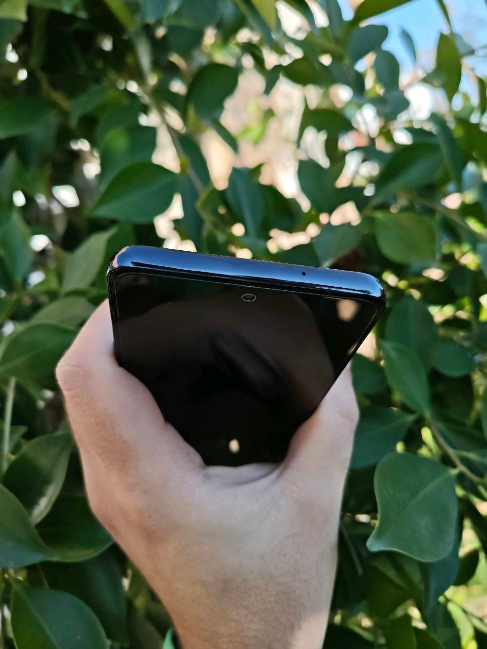 #𝗠𝗼𝘁𝗼𝗿𝗼𝗹𝗮_𝗘𝗱𝗴𝗲_𝗫𝟯𝟬
#موتورولا_إيدج_𝗫𝟯𝟬














نسخة الصين (ما تدعم اللغة العربية لكن تكدر تضيفها او اني اضيفها للنظام).

❌#بيع_فقط❌

  [المعالج]
* العليا: 𝗤𝘂𝗮𝗹𝗰𝗼𝗺𝗺 𝗦𝗻𝗮𝗽𝗱𝗿𝗮𝗴𝗼𝗻 𝟴 𝗚𝗲𝗻 𝟭 (تكنولوجيا 𝟰 نانومتر)، وهو من أقوى المعالجات التي تضمن أداءً فائقاً في الألعاب والتطبيقات الثقيلة.
 * معالج الرسوميات: 𝗔𝗱𝗿𝗲𝗻𝗼 𝟳𝟯𝟬، يقدم تجربة ألعاب مستقرة على أعلى إعدادات.

* الرام : 𝟭𝟮𝗚𝗕 من نوع 𝗟𝗣𝗗𝗗𝗥𝟱.

* التخزين:  𝟮𝟱𝟲𝗚𝗕 من نوع 𝗨𝗙𝗦 𝟯.𝟭.

* نظام التشغيل: أندرويد 𝟭𝟰 (واجهة 𝗠𝗬𝗨𝗜 𝟲.𝟬) مع تجربة قريبة جداً من الأندرويد الخام، مما يضمن خفة وسرعة في التنقل.

[الشاشة]
 * النوع: 𝗢𝗟𝗘𝗗 تدعم 𝟭 مليار لون.
 * المقاس: 𝟲.𝟳 إنش بدقة 𝗙𝗛𝗗+.
 * معدل التحديث: 𝟭𝟰𝟰𝗛𝘇 (أعلى من معظم المنافسين الذين يكتفون بـ 𝟭𝟮𝟬𝗛𝘇).
 * الحماية: طبقة 𝗖𝗼𝗿𝗻𝗶𝗻𝗴 𝗚𝗼𝗿𝗶𝗹𝗹𝗮 𝗚𝗹𝗮𝘀𝘀 𝟱.
 * الميزات: تدعم 𝗛𝗗𝗥𝟭𝟬+ وسطوع يصل إلى 𝟳𝟬𝟬 𝗻𝗶𝘁𝘀، مع معدل استجابة للمس (𝗧𝗼𝘂𝗰𝗵 𝗦𝗮𝗺𝗽𝗹𝗶𝗻𝗴 𝗥𝗮𝘁𝗲) يصل إلى 𝟱𝟳𝟲𝗛𝘇، وهو أمر مثالي للاعبين.

 [الكاميرات]
 * الخلفية (ثلاثية):
 * الأساسية: 𝟱𝟬𝗠𝗕 مع مثبت بصري 𝗢𝗜𝗦 وتركيز تلقائي مزدوج البكسل.
 * الزاوية الواسعة: 𝟱𝟬𝗠𝗕 بزاوية 𝟭𝟭𝟰 درجة، وتدعم أيضاً تصوير الـ 𝗠𝗮𝗰𝗿𝗼 (الأشياء القريبة جداً).
 * العزل: 𝟮𝗠𝗕 لقياسات العمق.

 * تصوير الفيديو:  𝟴𝗞  𝟮𝟰/𝟯𝟬𝗙𝗣𝗦 ، و 𝟰𝗞 𝟲𝟬𝗙𝗣𝗦 .

 * الأمامية (𝗦𝗲𝗹𝗳𝗶𝗲):  𝟲𝟬𝗠𝗕 ، بدقة 𝟰𝗞.
 
 * البطارية: 𝟱𝟬𝟬𝟬𝗺𝗔𝗵.

 * الشحن:   بقوة 𝟲𝟴 واط (يشحن 𝟱𝟬% في حوالي 𝟭𝟯 دقيقة، و𝟭𝟬𝟬% في حوالي 𝟯𝟱 دقيقة).

 * الخامات: ظهر من الزجاج (𝗚𝗼𝗿𝗶𝗹𝗹𝗮 𝗚𝗹𝗮𝘀𝘀 𝟱) مع إطار من البلاستيك المقوى.

 * الصوت: سماعات 𝗦𝘁𝗲𝗿𝗲𝗼 مزدوجة مع دعم تقنية 𝗗𝗼𝗹𝗯𝘆 𝗔𝘁𝗺𝗼𝘀.

 * البصمة: مدمجة في زر الطاقة على الجانب.
 * الاتصال: يدعم  𝟱𝗚، 𝗪𝗶-𝗙𝗶 𝟲𝗘،  

مع كفر ولاصق شاشة و الباكيت والشاحن الاصلي 𝟲𝟴 واط.

_السعر: 𝟮𝟳𝟬 ألف مع مجال للشراي الجاد.
_توصيل فقط.
هل يوجد أي خدوش أو أضرار في الجهاز؟: 
لا. 
ما هي مدة الاستخدام لهذا الهاتف؟: 
اقل من 6 أشهر. 
هل تشمل الضمان؟: 
نعم. 
ما هو السعر المطلوب؟: 
270 ألف. 
أين يتم التسليم أو ما هي منطقتك؟: 
توصيل من اربيل لاي مكان بالعراق. 