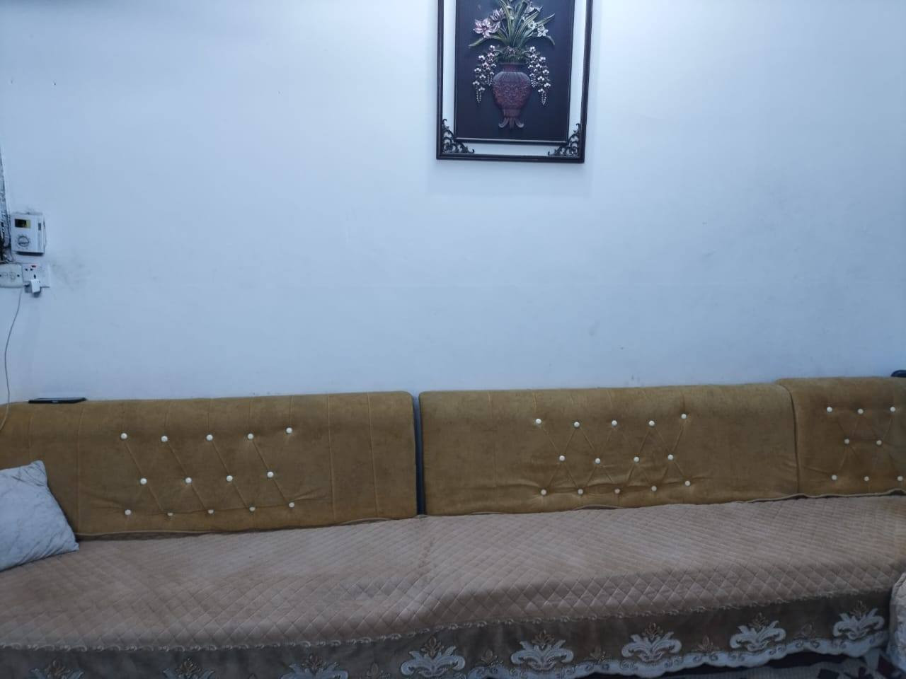 ديوان ٢٢ مقعد نظيف ومرتب للاستفسار خاص او الاتصال على الرقم ***********
