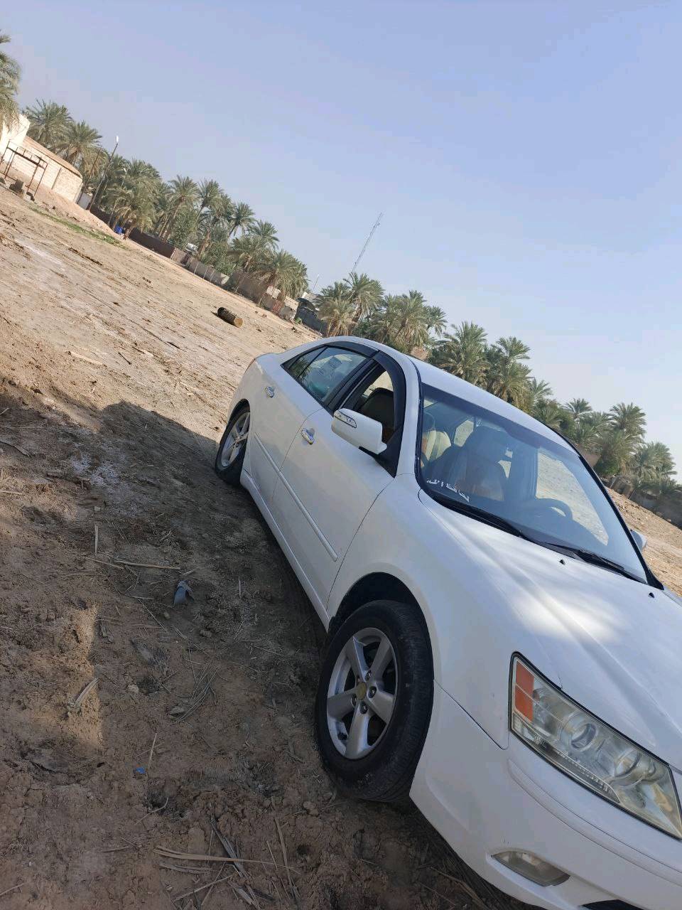 سيارة هيونداي سوناتا بيضاء نظيفة جاهزة للبيع. السيارة بحالة ممتازة من الخارج والداخل وتوفيرها للوقود جيد. مناسبة جداً للاستخدام اليومي ولمشوار الأسرة. السعر قابل للتفاوض أيضاً.