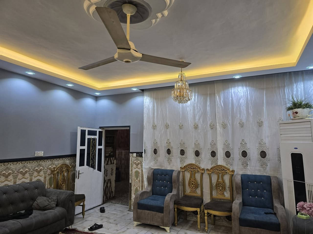 السلام عليكم بيت البيع المساحه ٢٠٠
طابوملك صرف البيت يحتوي على استقبال وكراج و٢غرف نوم و
مطبخ وصاله الطبق الثاني ٤ نوم نضام سويت ومطبخ 
البيت بناء ٢٠١٧ طابوك صب مسلح سند مستقل 
العنوان الزعفرانيه نهايت اربع شورع سعيدة كبال مدرست ابن حيان الشرع العريض 
الاستفسار على الرقم 
***********
