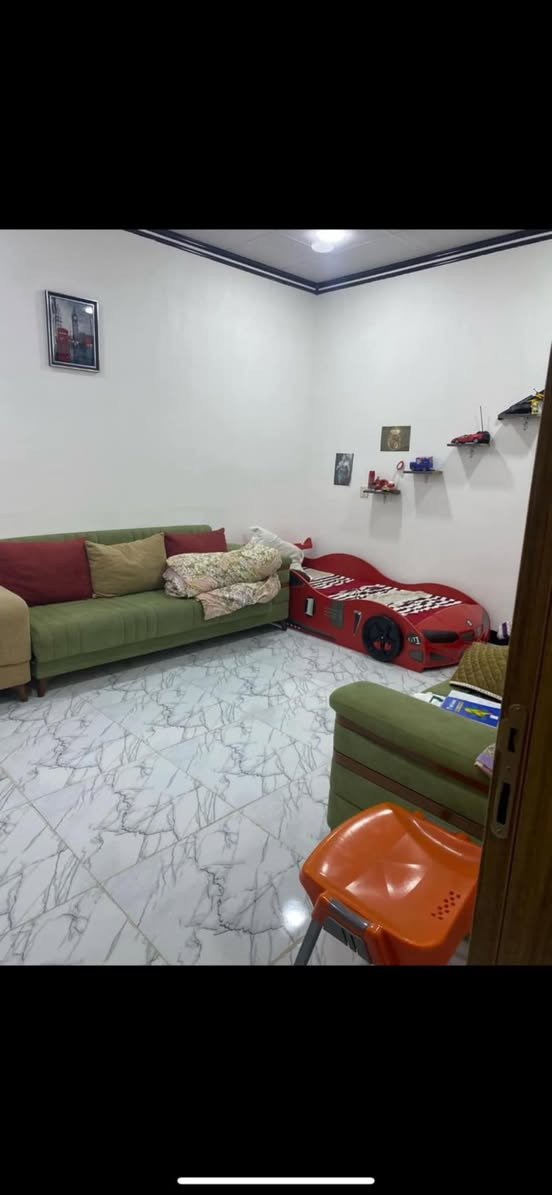 دار للبيع 
مساحة 100 متر حي الفلاح خلف الملعب جمعية ضفاف دجلة وبيه وصل تمليك وخطين ماء  خدمات كاملة بناء حديث 2023 طابقين الاول صالة كبيرة مع مطبخ وغرفة نوم وصحيات  ومرافق خارجي وكراج ومنور 
والطابق الثاني 3 غرف نوم كبيرة مع صحيات  وبيتونة كبيرة 5*6متر  الموقع بالضبط ثاني فرع من شارع 15 قريب من مدرسة الوفاء الابتدائية وقريب من سنتر لمسة السعر مناسب جداً تريد مع الاثات او بدون اثاث لكوني  مستعجل***********
***********
