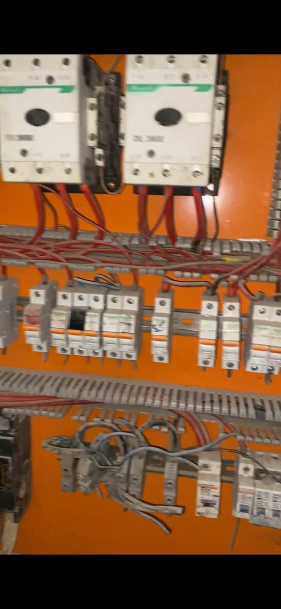 بنل حجم كبير متر في 80 سم كامل بس اتربطه بالكهرباء  غراضه كله اصليه رايده بمليون وبي مجال مكلفي اكثر 
مكاني بصرة
***********
