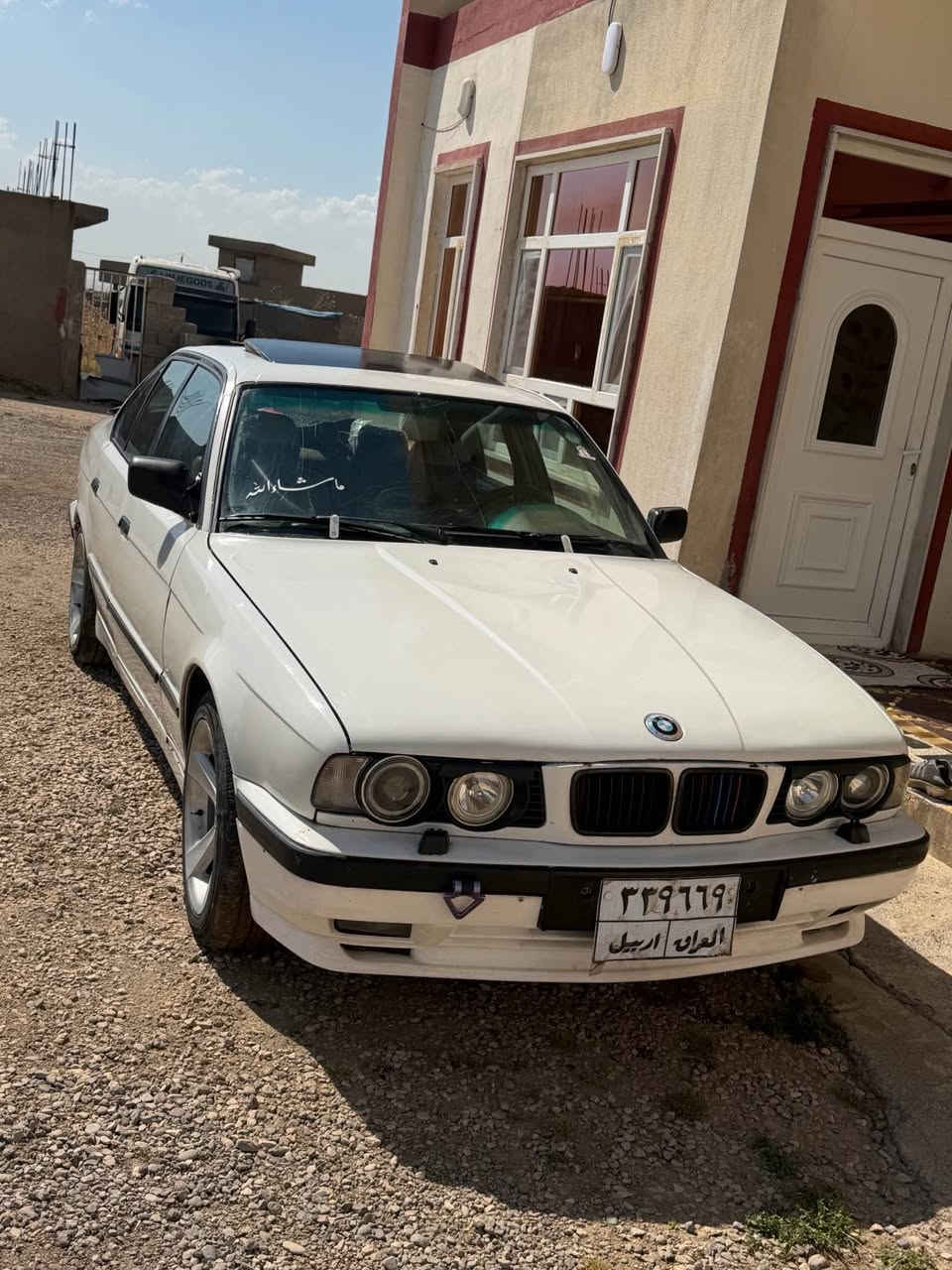 بيئم موديل 1990 گيرو مه كينه بي عيبه بس يك توز له زخت بوخاره كي هه يه زور كم سرف ده مات به عام بو بيئم سرفه كي هه ر هه يه سياره كي خاوينو جوان ريك ناو غرفه ي جوانه ته بريده كوبليسه ري تيك جوه ره قم هه وليره به شرتي تحويل 3 وه ره قه عرامه ي له سه ره سبغ عام نيه به عام ده فروشم دحميكي خه فيفي لاي دينكه ي سكني هه يه خوي له شتي دايه ته نيشتي بيشو بشتي كبسه سيلايده سعري 35 مه جاليكي زور كه م واتساب *********** 
كورك *********** 
شوين هه ولير أربيل, العراق
